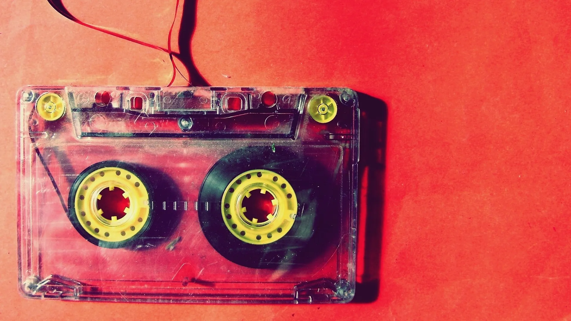 Imagen de un casete retro con un fondo de color rojo